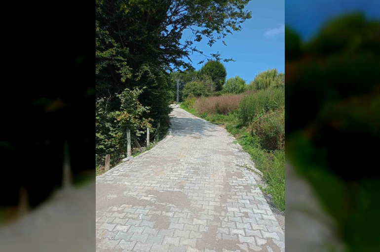 Düzce’de köy yollarında kilit parke çalışmaları sürüyor