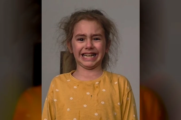 Düzce’de küçük kız İstiklal Marşı’nı hem okudu hem ağladı 