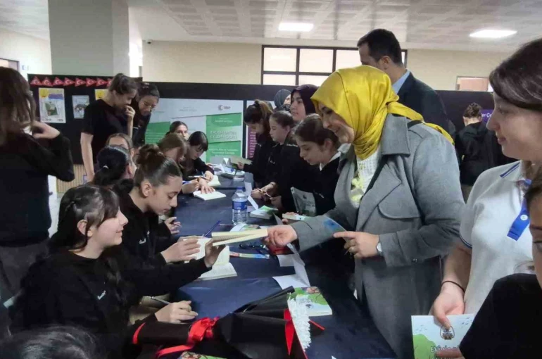Düzce’de minik yazarlar imza günü yaptı 
