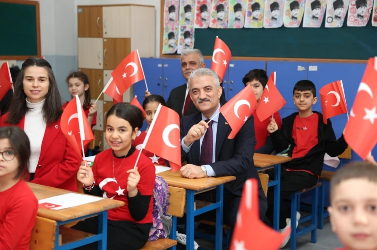 Düzce’de öğrenciler ikinci döneme Türk bayraklarıyla başladı 