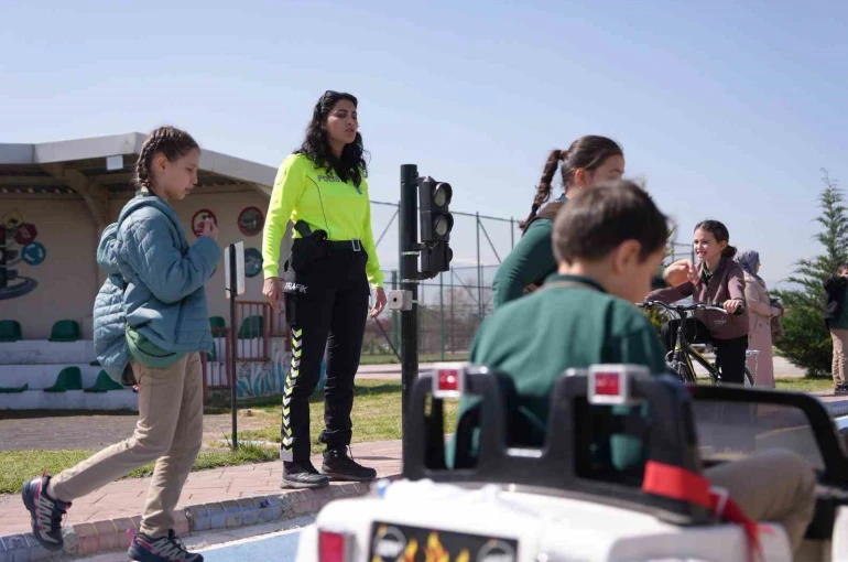Düzce’de öğrenciler trafik kurallarını yaşayarak öğreniyor 