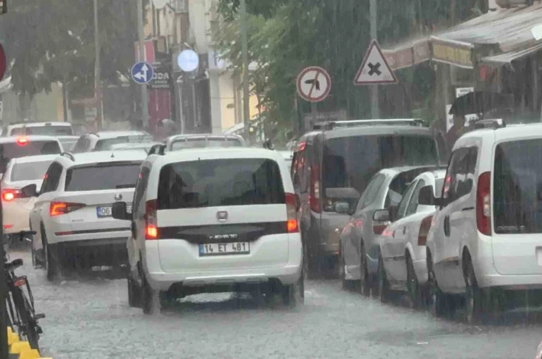 Düzce’de sağanak yağış 5 dakikada sokakları göle çevirdi 