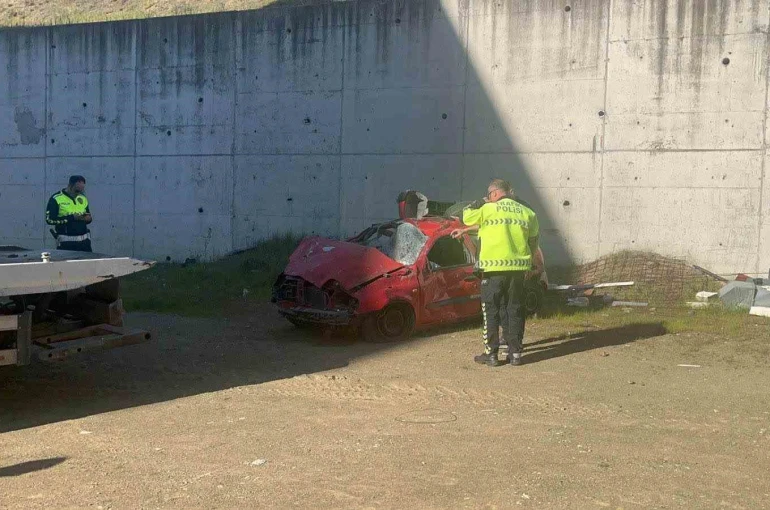 Düzce’de virajı alamayan otomobil bahçeye uçtu: 1 yaralı 