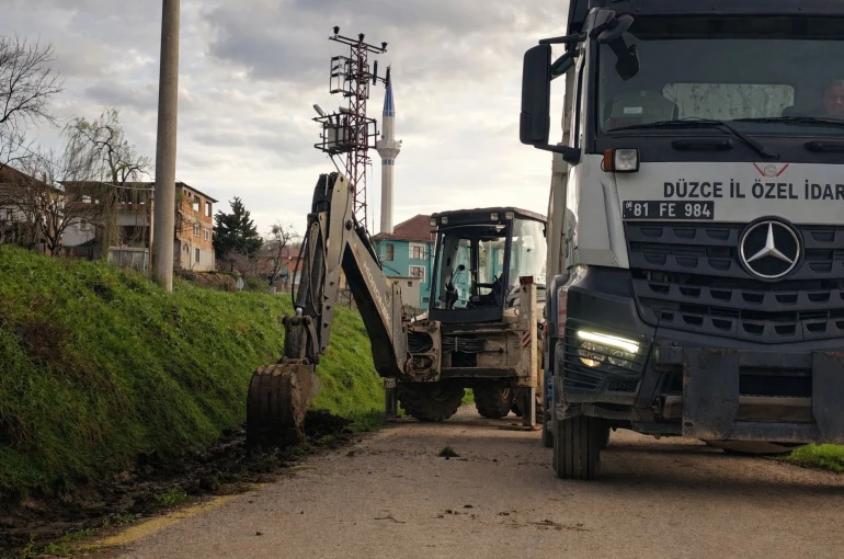 Düzce’de yağmur suyu için v kanal altyapısı sürüyor