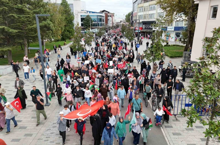 Düzce’de yüzlerce kişi Filistin’e destek için buluştu 