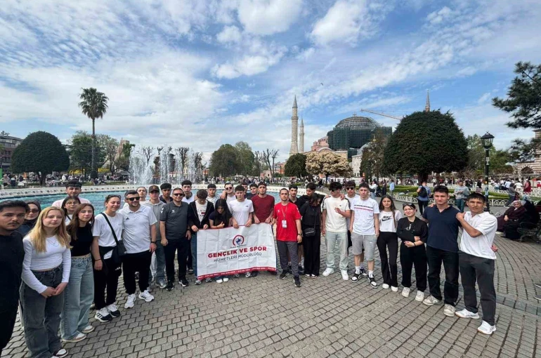 Düzceli gençler Haliç’te kürek çekti 