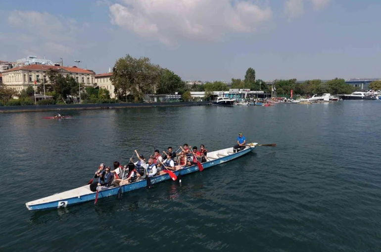 Düzceli gençler Haliç’te suya indi