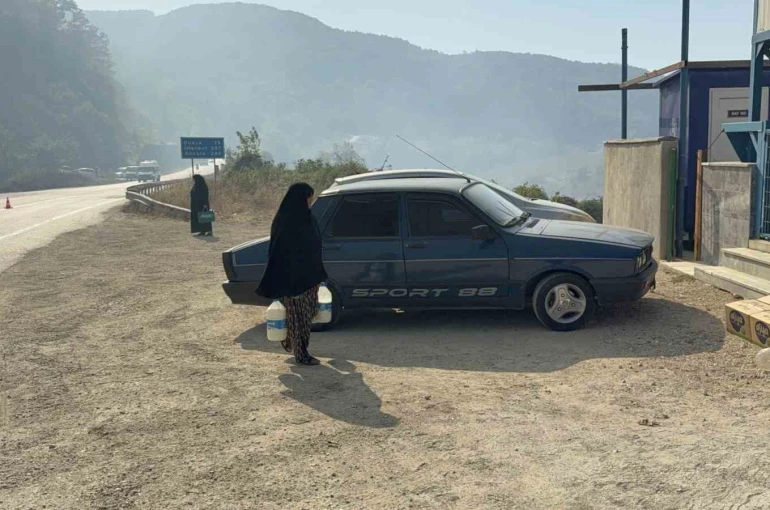 Düzceliler birlik oldu, yangına müdahale eden ekiplere tam destek verdi 