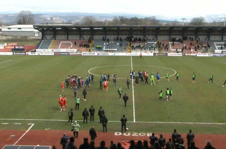Düzcespor - Sebat Gençlikspor maçı sonrası saha karıştı 
