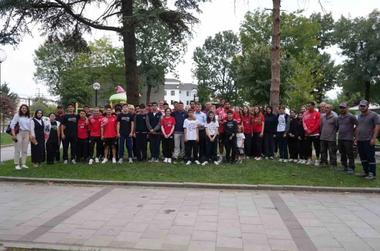 Düzcesporlu futbolcular ve öğrenciler parkı temizlediler