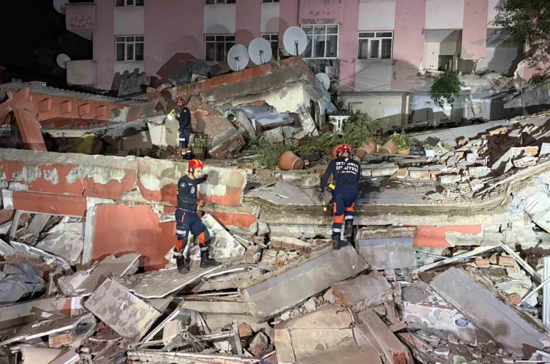 (Düzeltme) Bahçelievler Belediyesi: "Binanın önceden tahliye edilmesi nedeniyle ilk belirlemelere göre herhangi bir can kaybı veya yaralanma bulunmamaktadır"
