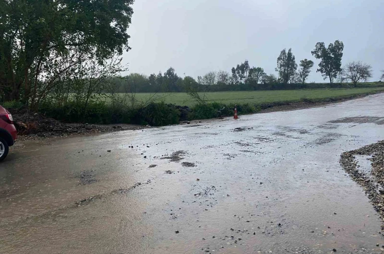 Düziçi’nde şiddetli yağış: Tarım arazileri ve yollar sular altında kaldı 