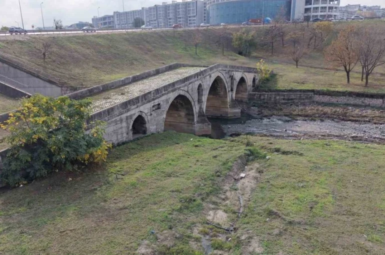 E-5’in yanında çukura terk edildi: 470 yıllık Haramidere Köprüsü içler acısı halde