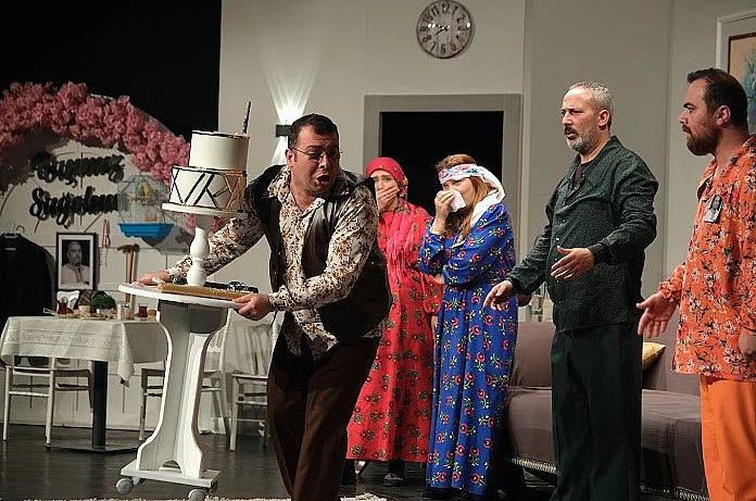 EBB Şehir Tiyatrosu’nun yeni oyunu "Organiyasyon" büyük beğeni topladı