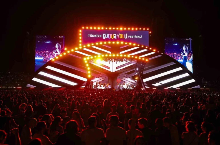 Ebru Yaşar Kayseri’de kulakların pasını sildi 