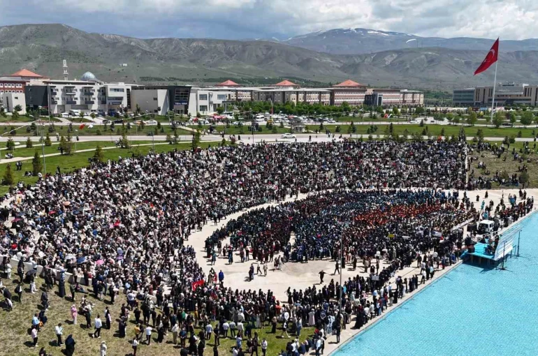 EBYÜ’de 3 bin 150 öğrenci mezuniyet sevinci yaşadı 