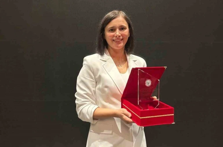 Eczacılık Fakültesi Öğretim Üyesi Doç. Dr. Çevik’e "TEB Eczacılık Akademisi Teşvik Ödülü" 