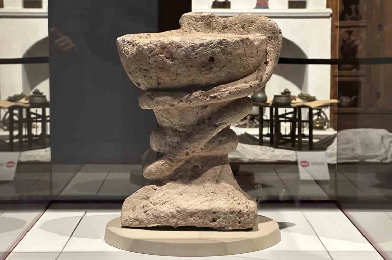 Eczacılık ve sağlığın sembolü sayılan 791 yıllık kadehe sarılı yılan heykeli bu müzede sergileniyor 