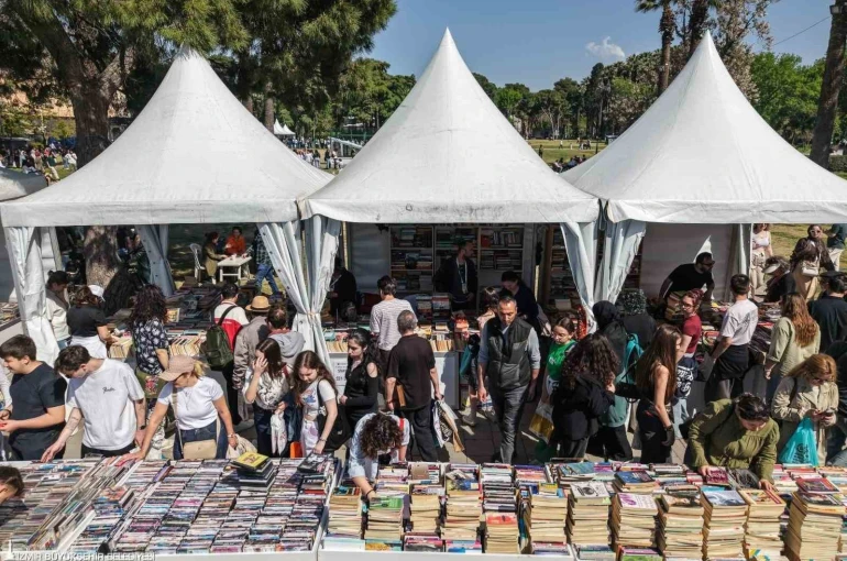 Edebiyatın kalbi İzmir Kültürpark’ta attı 