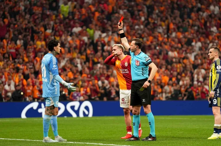 Ederson, derbide kırmızı kart gördü 