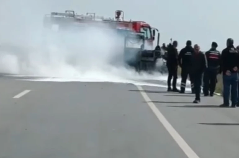 Edirne-Kırklareli yolunda seyir halindeki iş makinesi alevlere teslim oldu 