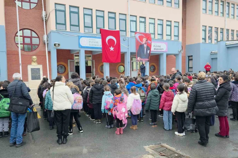 Edirne’de 6 şubat depreminde hayatını kaybedenler için saygı duruşu