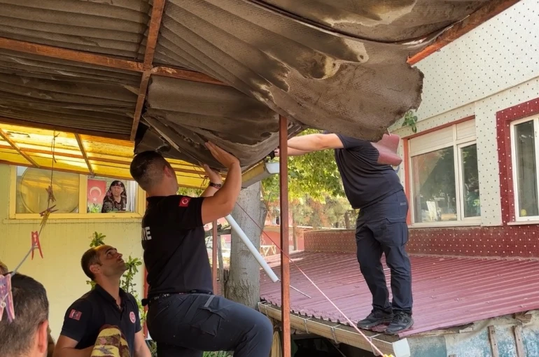 Edirne’de çatıya çıkan şahıs ekiplerin müdahalesiyle kurtarıldı 