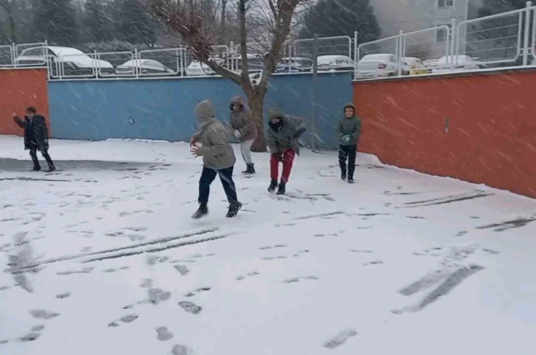 Edirne’de çocukların kar sevinci