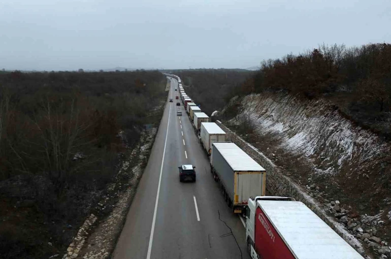 Edirne’de dondurucu soğukta kilometrelerce tır kuyruğu