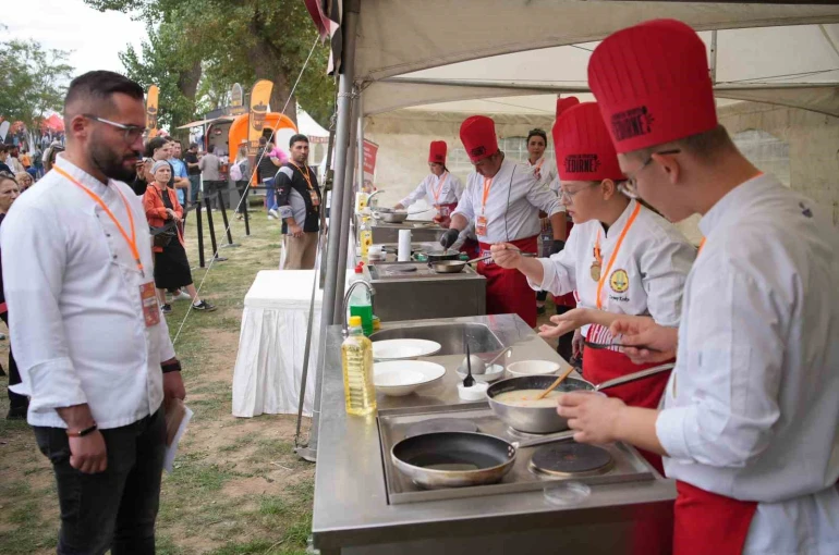 Edirne’de genç aşçılar ekşili köfte için yarıştı 
