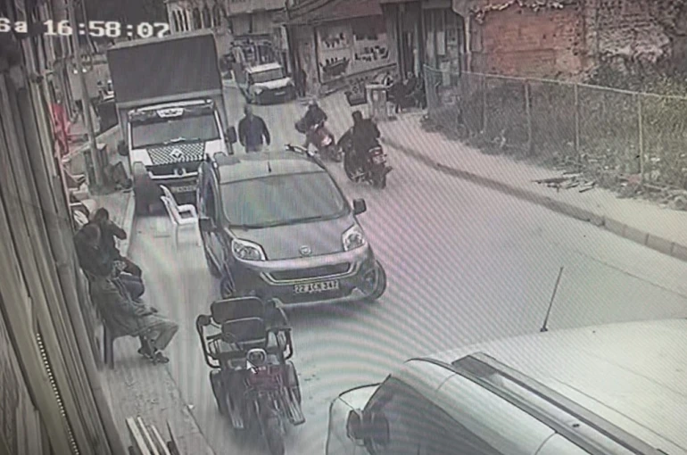 Edirne’de iki motosikletin çarpıştığı kaza kamerada: 1 yaralı 