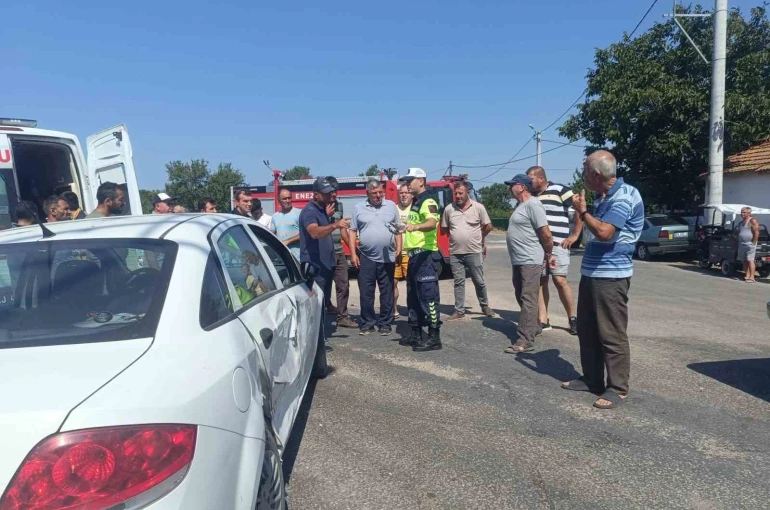 Edirne’de iki otomobil çarpıştı: 3 yaralı