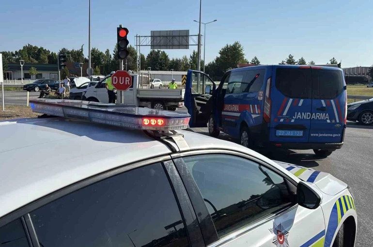 Edirne’de iki otomobil kavşakta çarpıştı: 2 yaralı