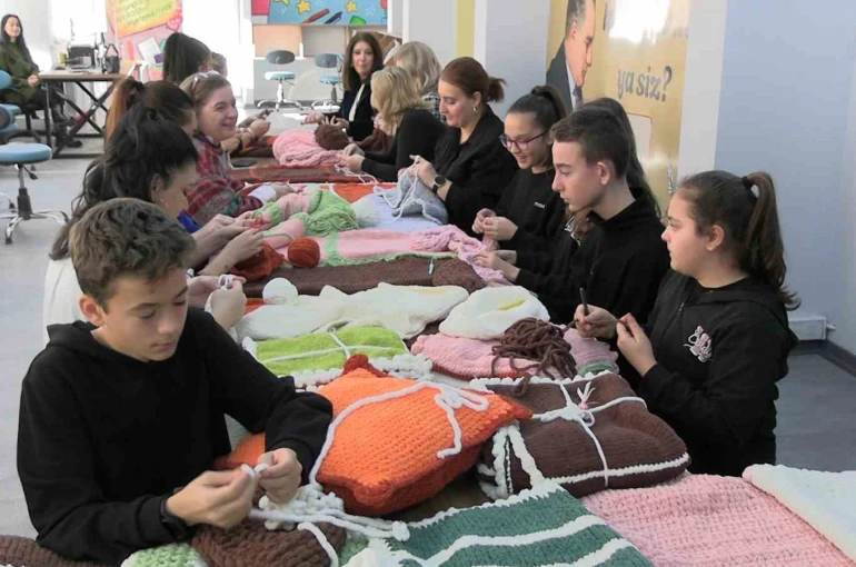 Edirne’de ilmekler iyilik için atılıyor: Çocuklar örüyor, anneler birleştiriyor