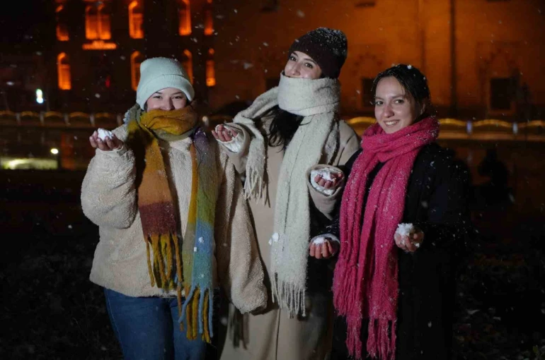 Edirne’de kar sevinci: Vatandaşlar beyaz örtünün tadını çıkardı 
