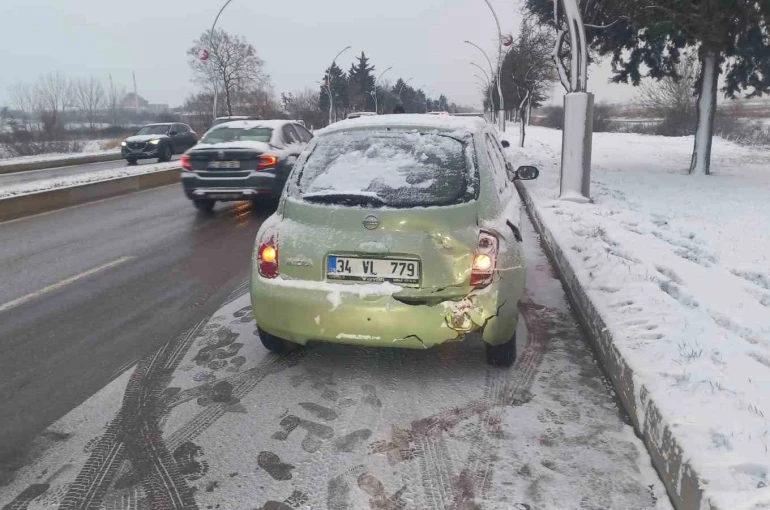 Edirne’de kar yağışında zincirleme kaza: 9 araç birbirine girdi 