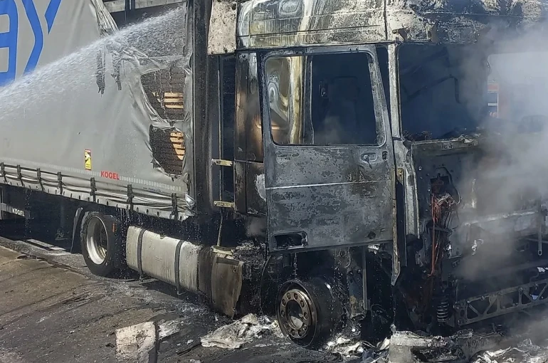 Edirne’de kereste yüklü tır yandı 