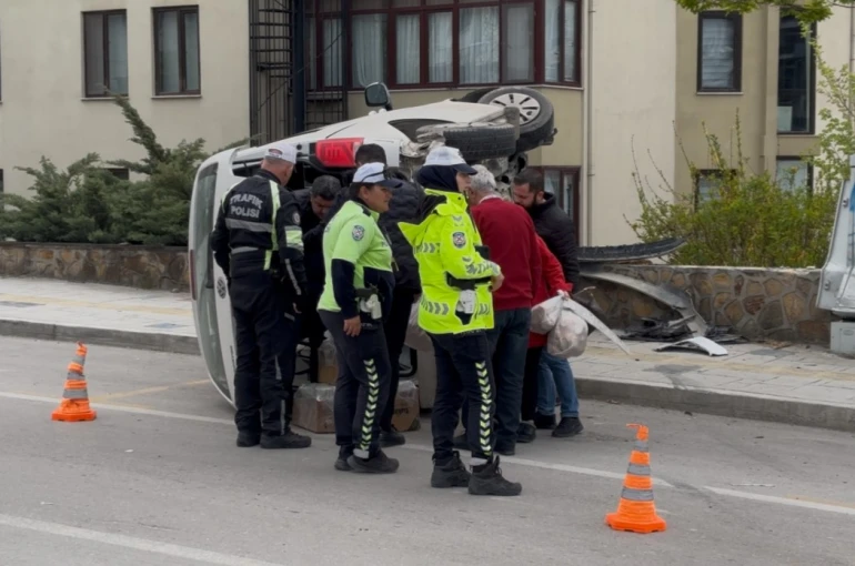 Edirne’de kontrolden çıkan hafif ticari araç yan yattı: Sürücü yaralandı 