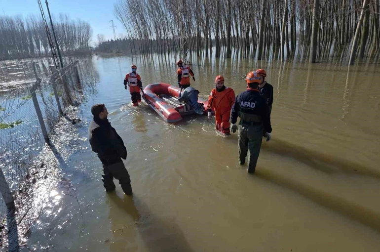 Edirne’de koyunlar botlarla kurtarıldı 