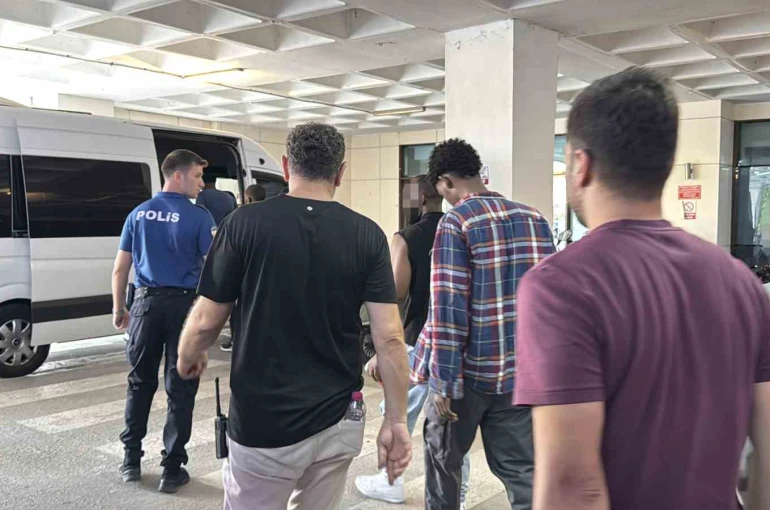 Edirne’de minibüste 19 kaçak göçmen yakalandı 