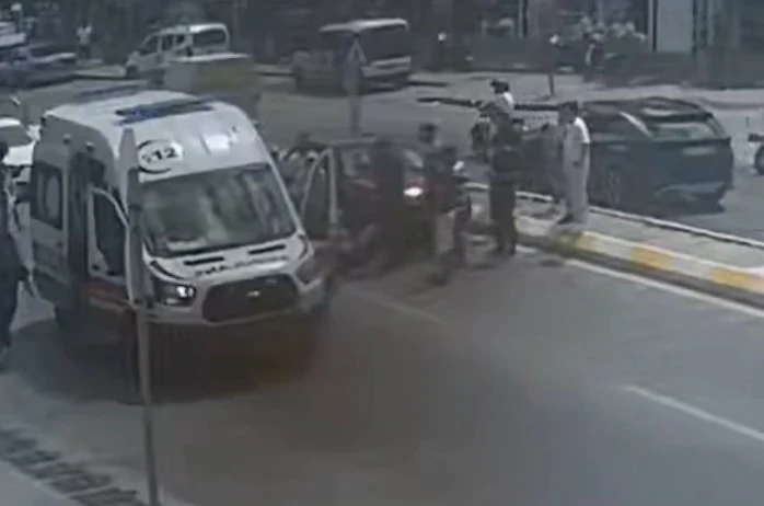 Edirne’de otomobilin çarptığı yaya yaralandı: Kaza anı kamerada 