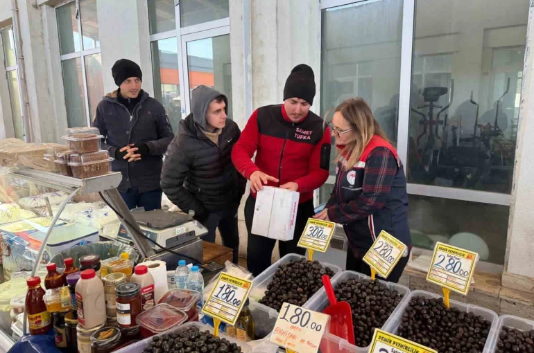 Edirne’de pazar yerinde gıdalar ve fiyatlar kontrol edildi 