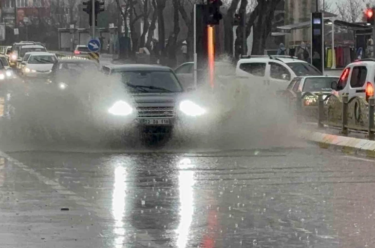 Edirne’de sağanak yağış: Cadde ve sokaklar göle döndü