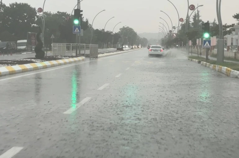 Edirne’de sağanak yağış yolları göle çevirdi