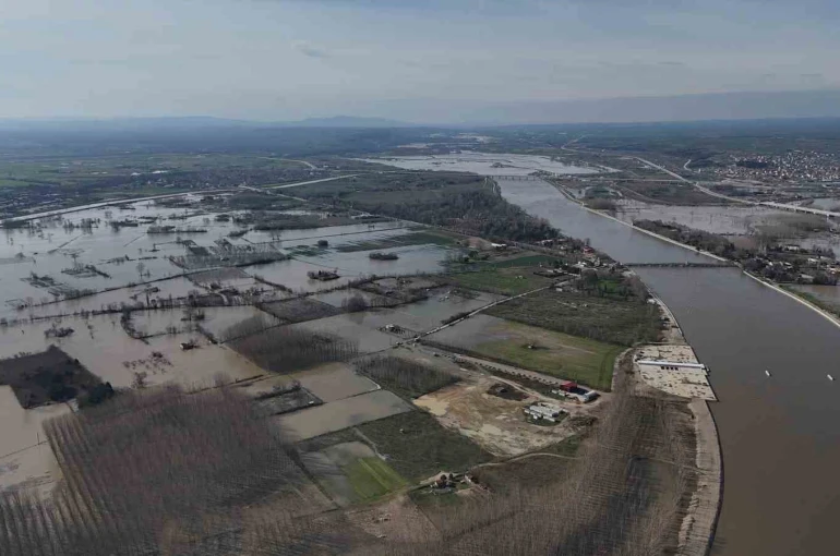 Edirne’de sular altında kalan yerleşim alanları ve çiftlikler havadan görüntülendi
