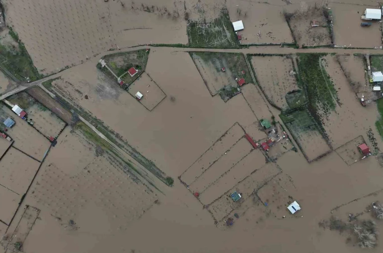 Edirne’de tarım arazileri ve yerleşim yerleri sular altında kaldı 