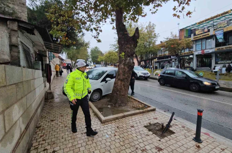 Edirne’de yola dökülen yağ zincirleme kazaya yol açtı: 4 araç birbirine girdi 