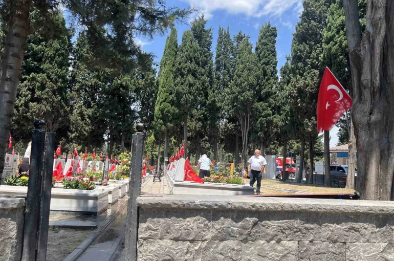Edirnekapı Şehitliği’nde hüzünlü bayram: Şehit aileleri yakınlarını ziyaret etti 