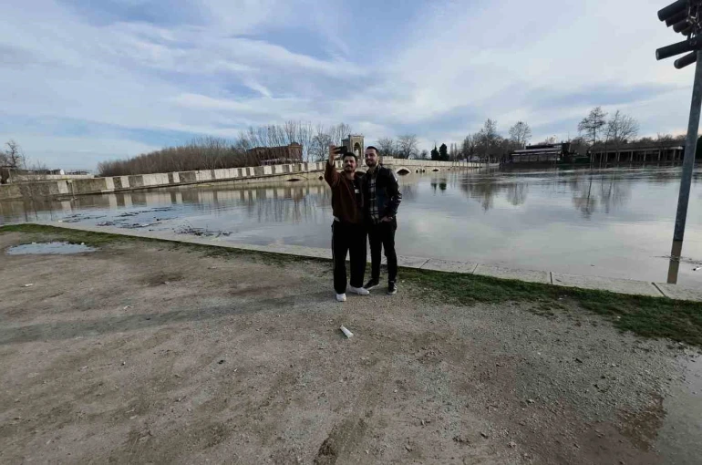 Edirneliler taşkın riski bulunan nehir kenarına akın etti