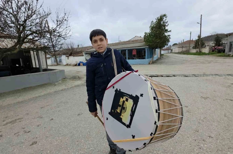 Edirne’nin en küçük Ramazan davulcusu 400 haneyi sahura kaldırıyor